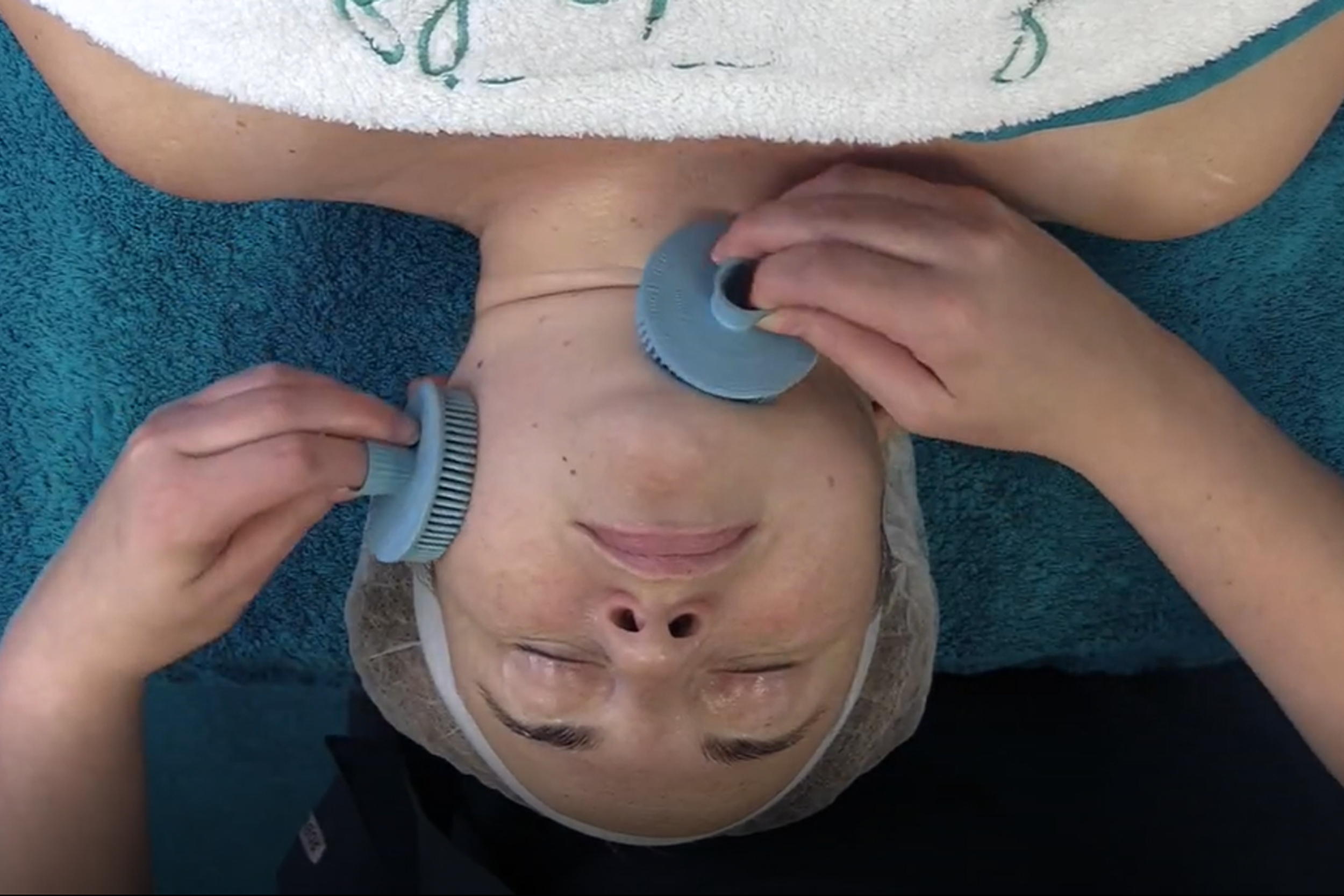 Cleanse with Facial Cleansing Brushes Technique